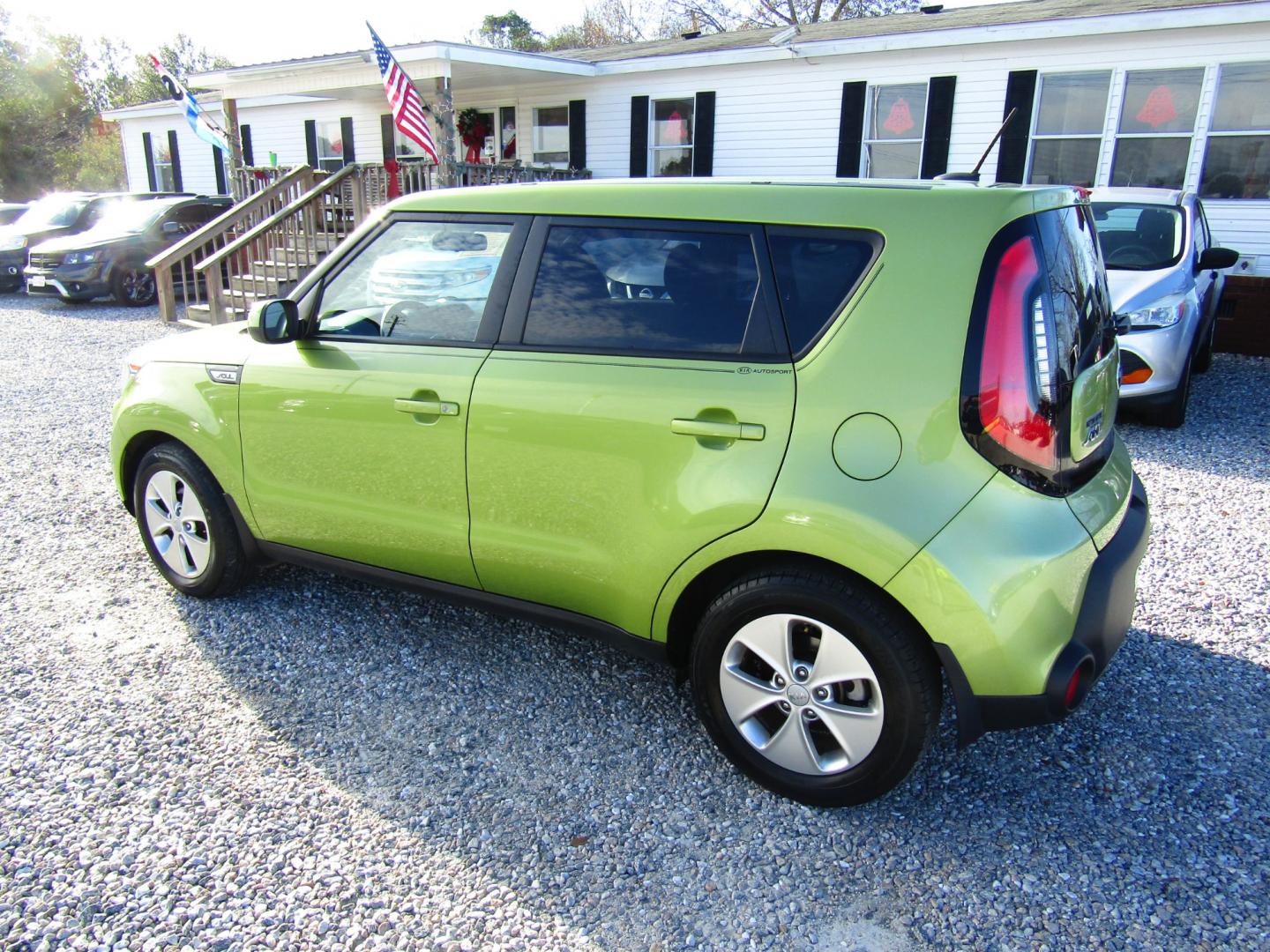 2015 Green Kia Soul (KNDJN2A26F7) , Automatic transmission, located at 15016 S Hwy 231, Midland City, AL, 36350, (334) 983-3001, 31.306210, -85.495277 - Photo#5